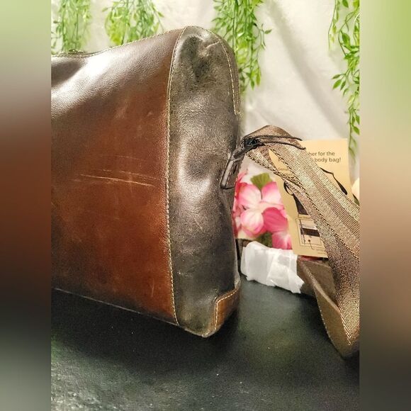 Boconi Garth Urban Messenger Bag in Conyac Full Grain Leather - Picture 5 of 16